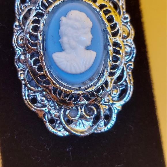 Vintage Beautiful  Blue Cameo Brooch in  Silvertone,1.75" VGC. - Picture 6 of 14